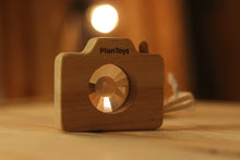 Lade das Bild in den Galerie-Viewer, Mini Kamera von PlanToys // Holz-Kamera Kaleidoskop
